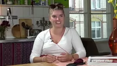 Odtwórz Blond niemiecka amatorka Natascha pieści swoją mokrą cipkę podczas intymnej sesji solowej