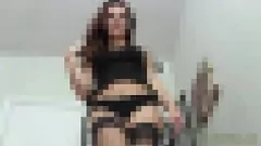 Jouer Vivez l'humiliation et la douleur ultimes alors qu'une femdom dominante prend le contrôle et offre une séance de ballbusting incessante