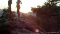 Oynat Nikol, Yeni Ortağıyla Oyuncakları Keşfetmek ve Karşılıklı Mastürbasyonla Yoğun Lezbiyen Aksiyonunun Keyfini Çıkarıyor