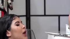 Reproducir Hermosa nena disfruta de una intensa sesión de squirting mientras orina en toda la cara de su pareja