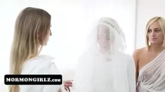 Jouer Trillium, l'adolescente mormone sexy, se fait dominer dans une orgie lesbienne avec d'autres épouses de l'ordre