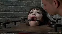 تشغيل صغيرتي الآسيوية منقادة في الخام BDSM عبودية يحصل على قصفت بشدة من الخلف مع الديك