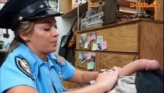 Jouer Il poliziotto sexy ha una pistola e violenta un detenuto