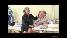Redare Baba isi duce mosu la spital sa o futa pe asistenta