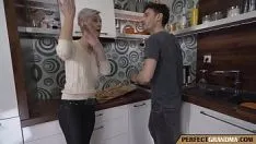 Oynat Kısa Saçlı Yaşlı Kadın Yatak Odasında Becerdin