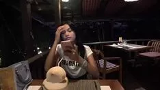 يعلقها في مطعم ويأخذها إلى المنزل ويضربها