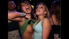 Zwei Lesben hängen aneinander in Club Xxx Fantasien mit Lezbience