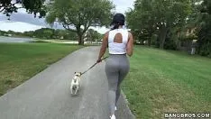Jouer Ragazza va a fare una passeggiata nel parco con il cucciolo e scopa nei boschi