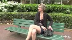 Reproducir Pareja madura invitada a un trío sexual