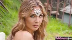 Jouer La splendida giovane donna si strofina la bella figa su una panchina nel parco