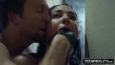 الجنس الوحشي مع امرأة سمراء للضرب ومارس الجنس في جميع أنحاء المنزل