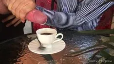 Afspelen Ze zuigt zijn pik en de man laat haar koffie los nadat hij op haar heeft gepist