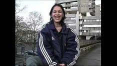 Afspelen De jonge brunette gaat voor het eerst naar de casting