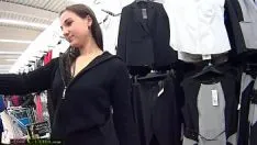 É escolhido com uma jaqueta muito cara em troca de uma foda