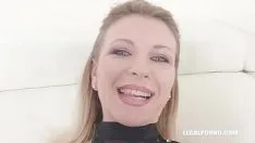 تشغيل يحب كس البالغ من العمر 17 عامًا أن يمارس الجنس مرتين