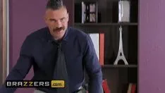 Abspielen Monica ist eine feurige Reife, die bei der Arbeit penetriert wird