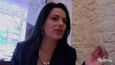 Eine sexy Milf fickt ihren Sohn im Schlafzimmer