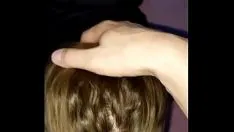 تشغيل الجنس الفموي في النادي مع شقراء الشقراء