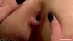 تشغيل يربط أحمر الشعر لها ويمارسها بقضيب جلدي في المؤخرة