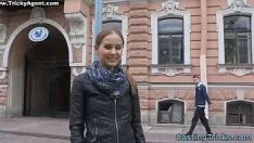Abspielen Er betrügt die Frauen, dass er der Regisseur von Xxx-Filmen ist, und fickt sie Moca