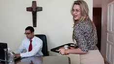 تشغيل تمضي جينا على رئيسها وتضربه بوحشية كما تريد