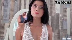 تشغيل قام بمضاجعتها على الطاولة أثناء نومها لأنها احتاجت إلى يومين من الجنس