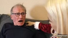 Jouer La blonde est d'humeur pour le sexe et a des relations sexuelles hardcore avec son grand-père pervers