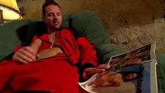Jouer Zampa quando guarda riviste con donne nude e sua sorella lo becca