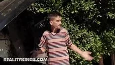 Reproduzir Ela se engasga com o pau desse anão pornô porque é muito grande