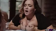 Reproduzir Ela adora sentir o pau entre os seios