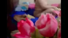 أثناء الاستمناء، يضرب الرجل مهبلها بقوة