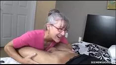 تشغيل إنها تمتص قضيب هذا الرجل الموهوب وتريد أن تجعله يقذف داخلها