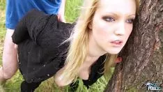 Afspelen Blonde betrapt en verkracht in het bos door haar buurman die gek is