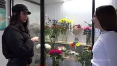 Odtwórz Super czarna cipka otrzymuje bukiet kwiatów