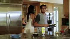 Jouer Sesso con una giovane bruna che ha voglia di sesso in cucina