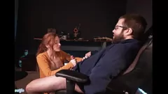 Abspielen Rothaariges Babe wird bei einer Blowjob-Session auf einem heißen Stuhl schlampig