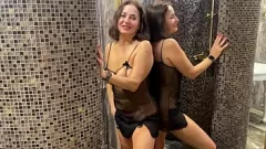 تشغيل 50 عاما جبهة مورو ألينا تومانوفا تغسل كس في الحمام، تتبول وتحصل على مارس الجنس من قبل صبي صغير