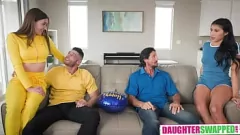 Reproduzir Petite Teens Penelope Woods e Kourtney Rae em Hardcore Threesome com Stepdaddys