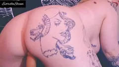 Afspelen Mollige blondine met tatoeages berijdt een dildo op camera