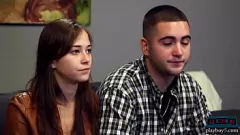 Reproduzir Fita de sexo quente em HQ de casal adolescente pequeno da Playboy Crew