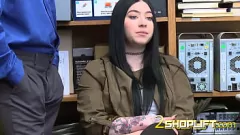Reproducir La pequeña estrella porno adolescente Amilia Onyx adora los juegos de rol de fantasía