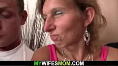 تشغيل أمي الناضجة تركب قضيبه في لقاء الغش