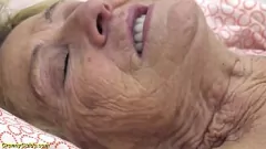 تشغيل الجدة التي تبلغ من العمر 90+ عامًا تحصل على الحلق العميق الشديد والوجه الخشن