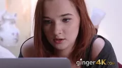 Abspielen Die zierliche rothaarige Teenagerin April kann dem Sperma ihres Stiefbruders auf ihrem Haar nicht widerstehen