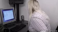 Reproducir Secretaria gordita y tetona recibe una follada dura por detrás en la oficina