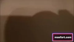 تشغيل كبير ديك أسود مسمار الملاعين الساخنة الأبيض في سن المراهقة أمام التلفزيون
