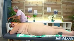 Abspielen Perverser Masseur gönnt sich den saftigen Arsch und die natürlichen Titten der molligen Rothaarigen