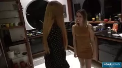 Reproduzir Loira e morena em trio intenso com óculos e gozada facial