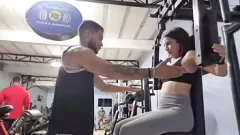 Redare Antrenorul personal dă o lecție privată unei latine curbate acasă