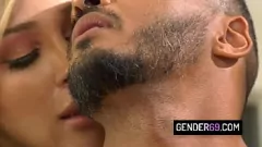 Afspelen Ervaar het intense interraciale anale spel met blonde shemale minnares Angelina alsjeblieft